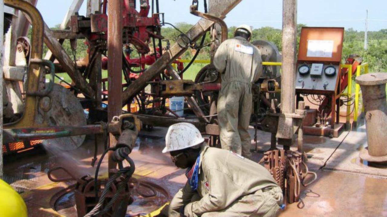 Crude oil drilling rig